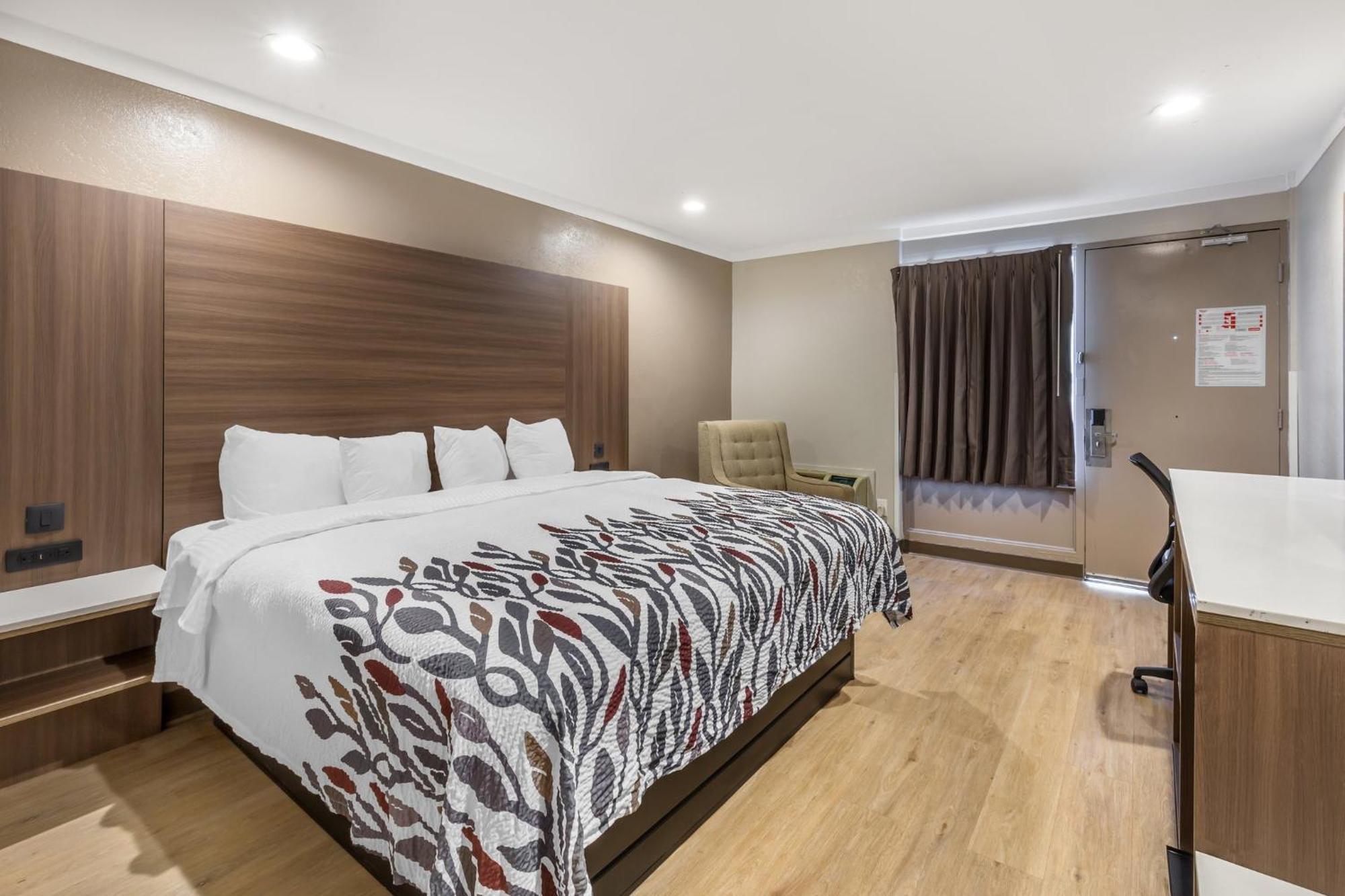 Red Roof Inn Raleigh Northeast - Downtown Bagian luar foto